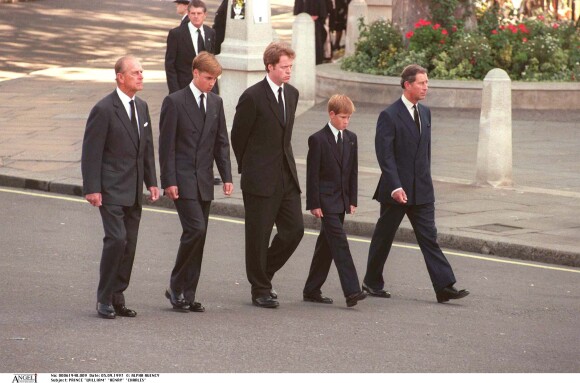 Le prince Harry a gardé un souvenir traumatisant des funérailles de sa mère Lady Di, le 6 septembre 1997 à Londres. Agé de 12 ans et au côté de William (15 ans), il avait eu à marcher derrière le cercueil pendant une demi-heure jusqu'à l'abbaye de Westminster, sous le regard de millions de Britanniques et de téléspectateurs du monde entier.