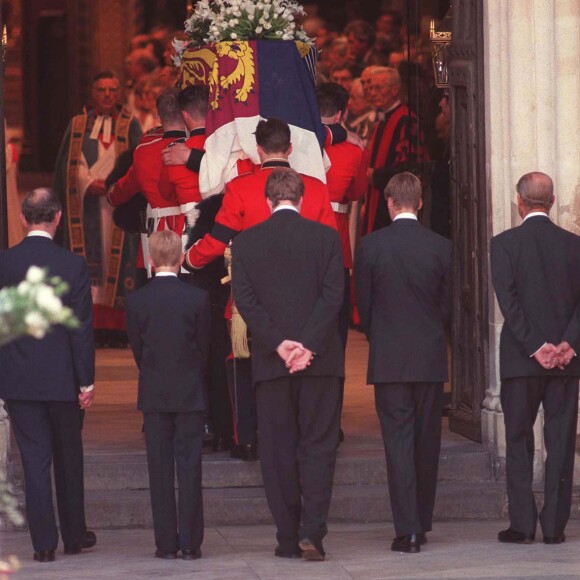 Le prince Harry a gardé un souvenir traumatisant des funérailles publiques de sa mère Lady Di, le 6 septembre 1997 à Londres. Agé de 12 ans et au côté de William (15 ans), il avait eu à marcher derrière le cercueil pendant une demi-heure jusqu'à l'abbaye de Westminster, sous le regard de millions de Britanniques et de téléspectateurs du monde entier.