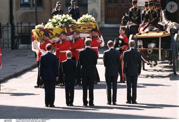 Le prince Harry a gardé un souvenir traumatisant des funérailles publiques de sa mère Lady Di, le 6 septembre 1997 à Londres. Agé de 12 ans et au côté de William (15 ans), il avait dû marcher derrière le cercueil pendant une demi-heure jusqu'à l'abbaye de Westminster, sous le regard de millions de Britanniques et de téléspectateurs du monde entier.