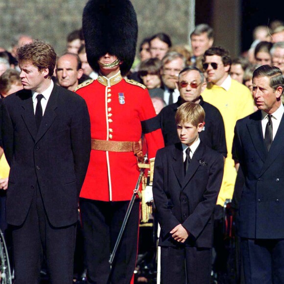 Le prince Harry a gardé un souvenir traumatisant des funérailles publiques de sa mère Lady Di, le 6 septembre 1997 à Londres. Agé de 12 ans et au côté de William (15 ans), il avait eu à marcher derrière le cercueil pendant une demi-heure jusqu'à l'abbaye de Westminster, sous le regard de millions de Britanniques et de téléspectateurs du monde entier.