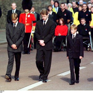 Le prince Harry a gardé un souvenir traumatisant des funérailles publiques de sa mère Lady Di, le 6 septembre 1997 à Londres. Agé de 12 ans et au côté de William (15 ans), il avait eu à marcher derrière le cercueil pendant une demi-heure jusqu'à l'abbaye de Westminster, sous le regard de millions de Britanniques et de téléspectateurs du monde entier.