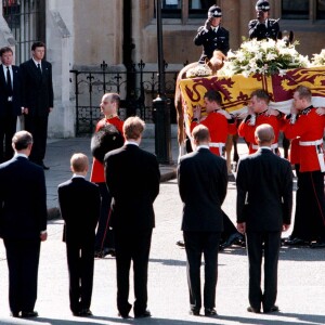 Le prince Harry a gardé un souvenir traumatisant des funérailles publiques de sa mère Lady Di, le 6 septembre 1997 à Londres. Agé de 12 ans et au côté de William (15 ans), il avait eu à marcher derrière le cercueil pendant une demi-heure jusqu'à l'abbaye de Westminster, sous le regard de millions de Britanniques et de téléspectateurs du monde entier.