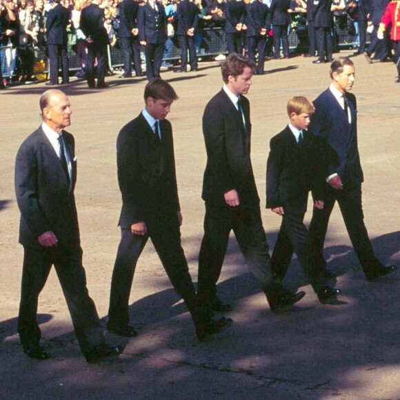 Le prince Harry a gardé un souvenir traumatisant des funérailles publiques de sa mère Lady Di, le 6 septembre 1997 à Londres. Agé de 12 ans et au côté de William (15 ans), il avait eu à marcher derrière le cercueil pendant une demi-heure jusqu'à l'abbaye de Westminster, sous le regard de millions de Britanniques et de téléspectateurs du monde entier.