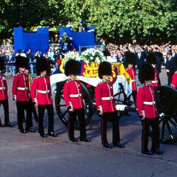Le prince Harry a gardé un souvenir traumatisant des funérailles publiques de sa mère Lady Di, le 6 septembre 1997 à Londres. Agé de 12 ans et au côté de William (15 ans), il avait eu à marcher derrière le cercueil pendant une demi-heure jusqu'à l'abbaye de Westminster, sous le regard de millions de Britanniques et de téléspectateurs du monde entier.