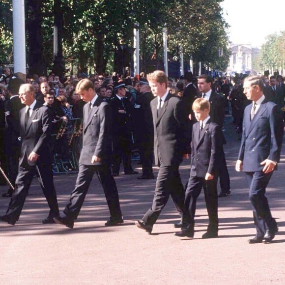 Le prince Harry a gardé un souvenir traumatisant des funérailles publiques de sa mère Lady Di, le 6 septembre 1997 à Londres. Agé de 12 ans et au côté de William (15 ans), il avait eu à marcher derrière le cercueil pendant une demi-heure jusqu'à l'abbaye de Westminster, sous le regard de millions de Britanniques et de téléspectateurs du monde entier.