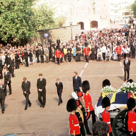 Le prince Harry a gardé un souvenir traumatisant des funérailles publiques de sa mère Lady Di, le 6 septembre 1997 à Londres. Agé de 12 ans et au côté de William (15 ans), il avait eu à marcher derrière le cercueil pendant une demi-heure jusqu'à l'abbaye de Westminster, sous le regard de millions de Britanniques et de téléspectateurs du monde entier.