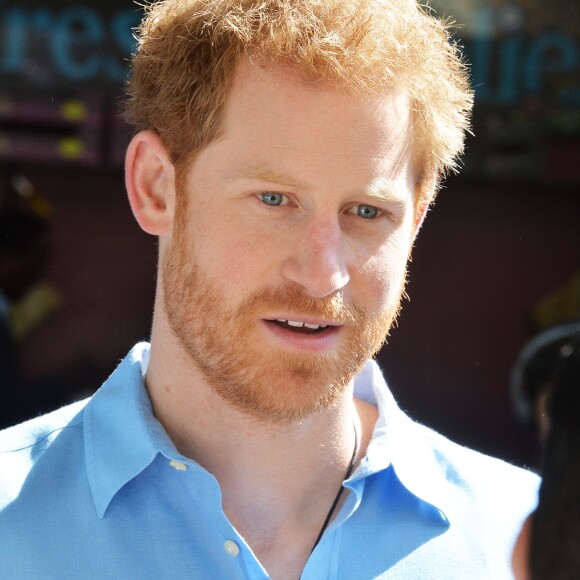 Le prince Harry visite le marché de Borough à Londres, le 15 juin 2017, qui réouvre pour la première fois depuis l'attaque terroriste sur le London Bridge.