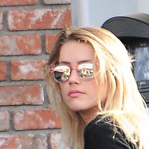 Exclusif - Amber Heard à la sortie d'un cabinet d’avocats à Santa Monica. Amber est ensuite allée mettre de l'essence dans sa voiture et s'est rendu dans un solarium. Le 1er janvier 2017