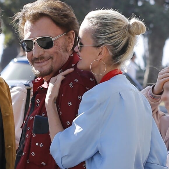 Johnny Hallyday avec sa femme Laeticia, leurs filles Jade et Joy, Marie Poniatowski avec son mari Pierre Rambaldi et leur fille Tess, à Santa Monica, le 1er avril 2017.