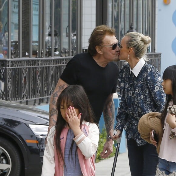 Joy et Jade - Johnny Hallyday, souriant, très en forme et très amoureux de sa femme Laeticia (béquilles) sort déjeuner en famille au Water Grill de Santa Monica le 18 mars 2017.