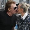 Johnny Hallyday, souriant, très en forme et très amoureux de sa femme Laeticia sort déjeuner en famille au Water Grill de Santa Monica le 18 mars 2017 pour l'anniversaire de Laeticia qui fête le jour même ses 42 ans.