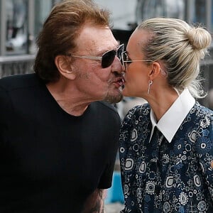 Johnny Hallyday, souriant, très en forme et très amoureux de sa femme Laeticia sort déjeuner en famille au Water Grill de Santa Monica le 18 mars 2017 pour l'anniversaire de Laeticia qui fête le jour même ses 42 ans.