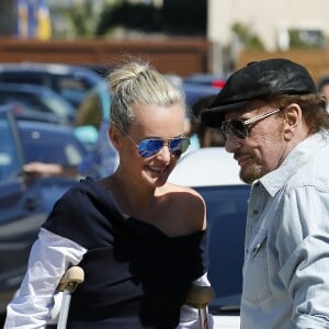 Johnny Hallyday avec sa femme Laeticia, qui marche toujours avec des béquilles, accompagnés de Maxim Nucci (Yodelice), arrivent au restaurant "Soho House" à Malibu, le 09 mars 2017.