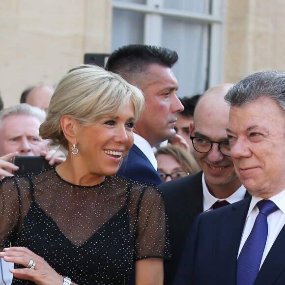 Le Président de la République Française, Emmanuel Macron et sa femme la Première dame Brigitte Macron (Trogneux) accueillent le président de la République de Colombie Juan Manuel Santos et sa femme la Première dame Clemencia Rodriguez au Palais de L'Elysée à Paris, France, le 21 juin 2017. © Dominique Jacovides/Bestimage