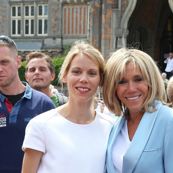 La première dame Brigitte Macron (Trogneux) et sa fille Tiphaine Auzière vont voter à la mairie du Touquet pour le second tour des législatives, au Touquet le 18 juin 2017. © Sébastien Valiela-Dominique Jacovides/Bestimage