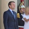 Le président de la République française Emmanuel Macron et sa femme, la première dame Brigitte Macron (Trogneux) raccompagnent après un entretien le président du Guatemala Jimmy Morales et sa femme, la première dame Hilda Patricia Morales au palais de l'Elysée à Paris, France, le 8 juin 2017. © Giancarlo Gorassini/Bestimage