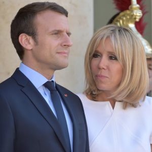 Le président de la République française Emmanuel Macron et sa femme, la première dame Brigitte Macron (Trogneux) raccompagnent après un entretien le président du Guatemala Jimmy Morales et sa femme, la première dame Hilda Patricia Morales au palais de l'Elysée à Paris, France, le 8 juin 2017. © Giancarlo Gorassini/Bestimage