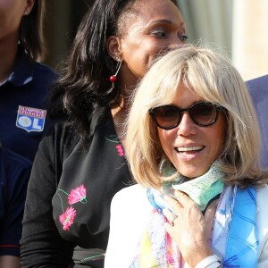 Le président de la République Emmanuel Macron et sa femme Brigitte Macron (Trogneux) reçoivent l'équipe de football féminine de l'Olympique lyonnais (qui a remporté la ligue des Champions) au Palais de l'Elysée à Paris, le 20 juin 2017. Ils sont en compagnie de Gérard Collomb (dont c'est l'anniversaire), de Jean-Michel Aulas et Laura Flessel, Ministre des Sports. © Dominique Jacovides/Bestimage