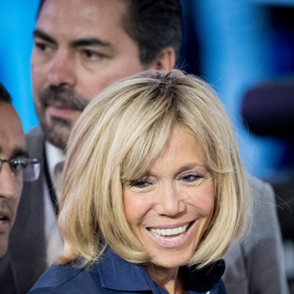 Brigitte Macron (Trogneux) - Emmanuel Macron, le candidat du mouvement ''En Marche !'' à l'élection présidentielle en meeting pour le second tour de l'élection présidentielle 2017 dans le "Paris Event Center" de la Villette dans le nord de Paris, France, le 1er Mai 2017. © Cyril Moreau/Bestimage