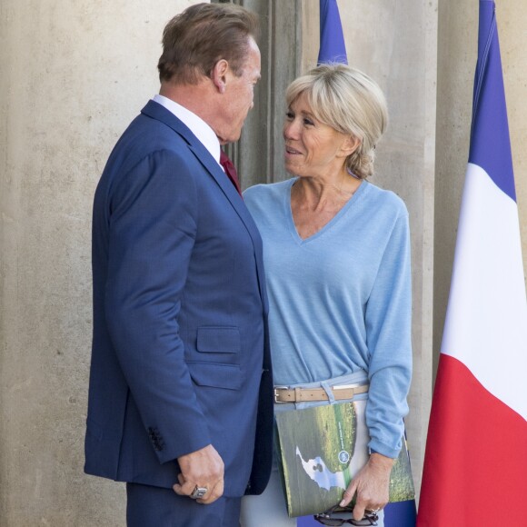 La première dame Brigitte Macron (Trogneux) - Le président de la République française Emmanuel Macron a reçu l'ancien gouverneur de Californie et acteur Arnold Schwarzenegger au palais l'Elysée à Paris, France, le 23 juin 2017.© Pierre Perusseau/Bestimage