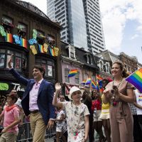 Justin Trudeau : Un ministre amusé et en famille à la marche des fiertés