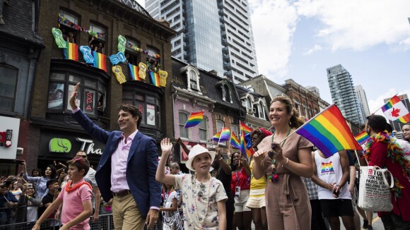 Justin Trudeau : Un ministre amusé et en famille à la marche des fiertés