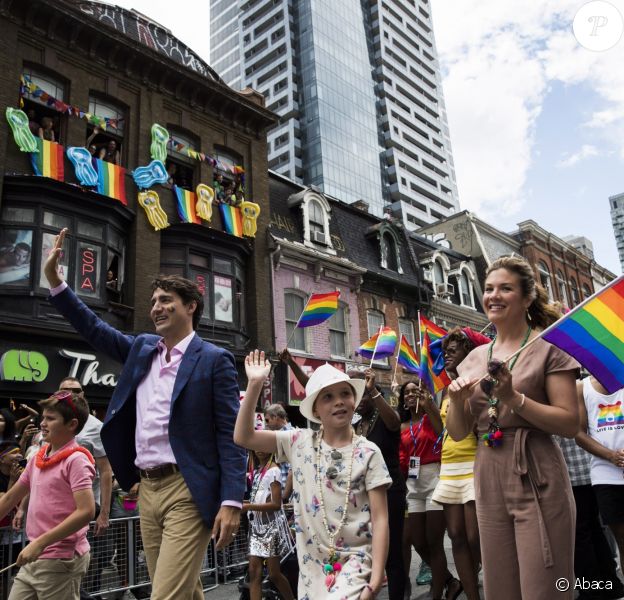 Le Premier ministre Justin Trudeau, son épouse Sophie Grégoire et ses enfants Ella-Grace et Xavier présents lors de la marche des fiertés à Toronto, ce dimanche 25 juin 2017. Photo de Mark Blinch/CP/ABACAPRESS.COM
