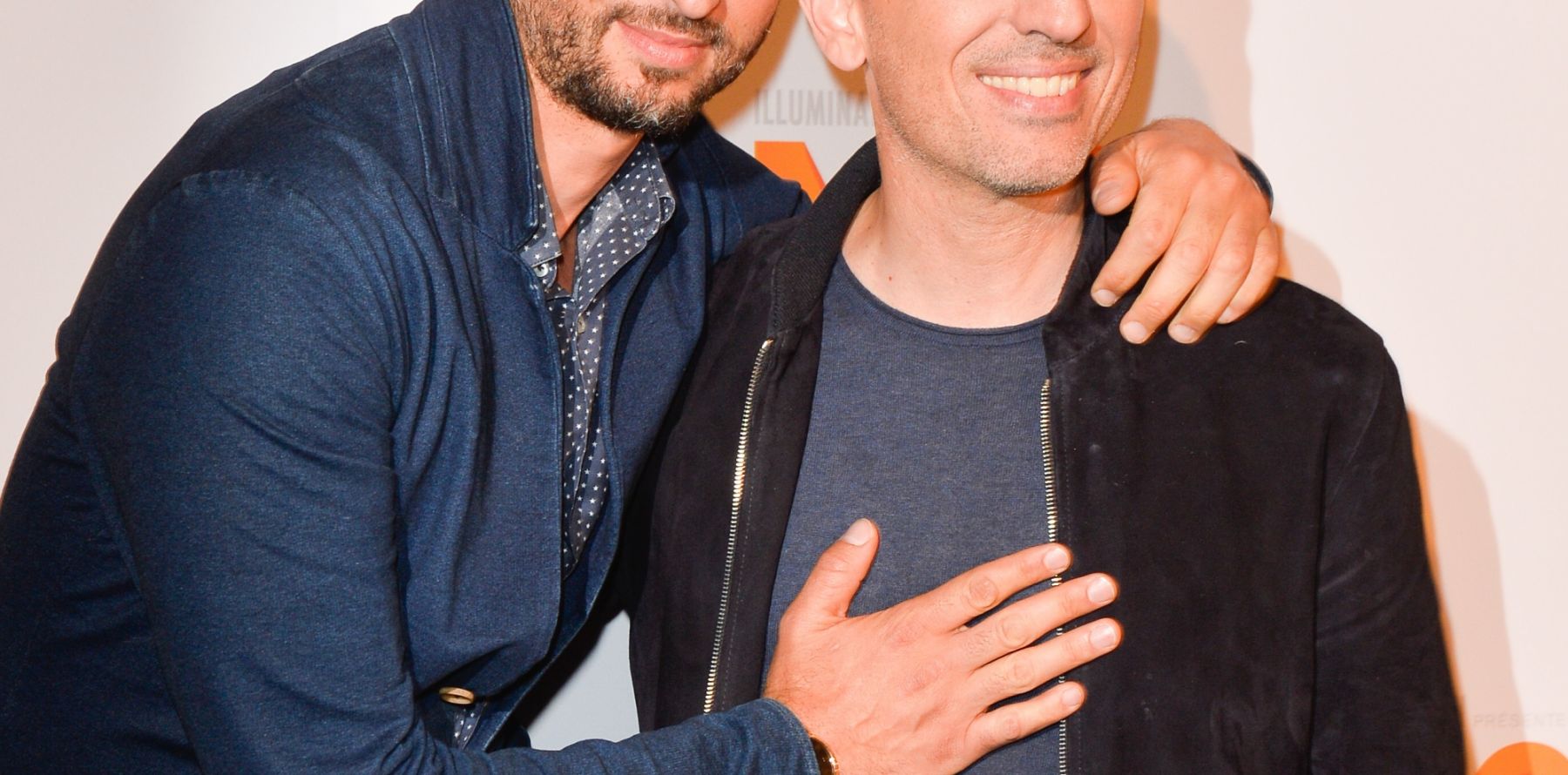 Fils Gad Elmaleh Demain Nous Appartient Gad Elmaleh : Méchant moche au côté de son frère Arié et son fils Noé