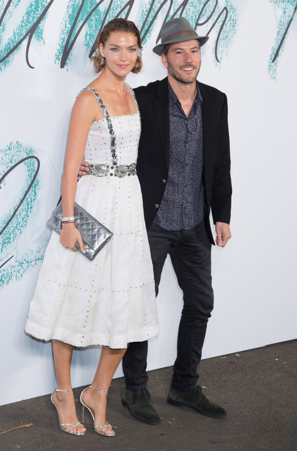 Arizona Muse et son mari Boniface Verney-Carron assiste à la Summer Party des Serpentine Galleries, aux Kensington Gardens. Londres, le 28 juin 2017.