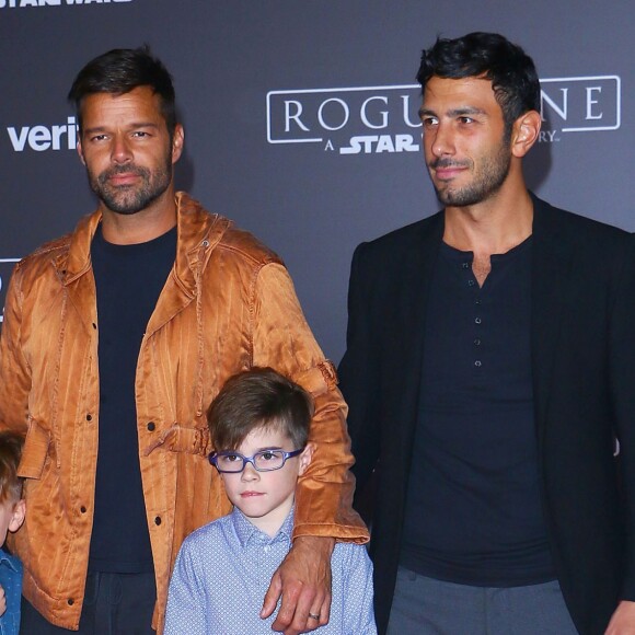 Ricky Martin avec son fiancé Jwan Yosef et ses enfants Matteo et Valentino Martin à la première de "Rogue One: A Star Wars Story" au théâtre The Pantages à Hollywood, le 10 décembre 2016