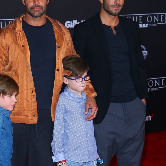 Ricky Martin avec son fiancé Jwan Yosef et ses enfants Matteo et Valentino Martin à la première de "Rogue One: A Star Wars Story" au théâtre The Pantages à Hollywood, le 10 décembre 2016