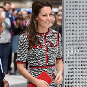 La duchesse Catherine de Cambridge, superbe dans une nouvelle robe Gucci, inaugurait le 29 juin 2017 une nouvelle aile du Victoria and Albert Museum, dans le quartier de South Kensington à Londres.