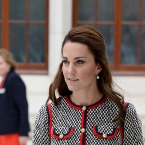 La duchesse Catherine de Cambridge, superbe dans une nouvelle robe Gucci, inaugurait le 29 juin 2017 une nouvelle aile du Victoria and Albert Museum, dans le quartier de South Kensington à Londres.