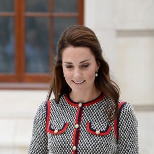 La duchesse Catherine de Cambridge, superbe dans une nouvelle robe Gucci, inaugurait le 29 juin 2017 une nouvelle aile du Victoria and Albert Museum, dans le quartier de South Kensington à Londres.