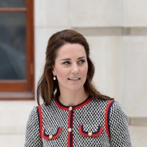 La duchesse Catherine de Cambridge, superbe dans une nouvelle robe Gucci, inaugurait le 29 juin 2017 une nouvelle aile du Victoria and Albert Museum, dans le quartier de South Kensington à Londres.