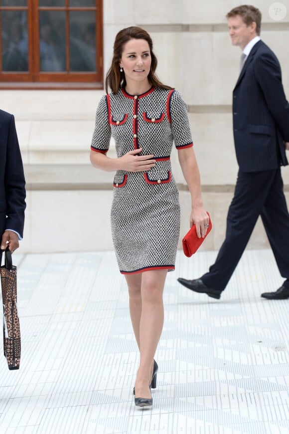 La duchesse Catherine de Cambridge, superbe dans une nouvelle robe Gucci, inaugurait le 29 juin 2017 une nouvelle aile du Victoria and Albert Museum, dans le quartier de South Kensington à Londres.