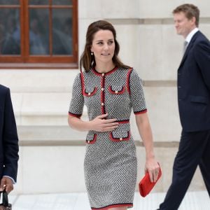 La duchesse Catherine de Cambridge, superbe dans une nouvelle robe Gucci, inaugurait le 29 juin 2017 une nouvelle aile du Victoria and Albert Museum, dans le quartier de South Kensington à Londres.