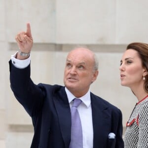 La duchesse Catherine de Cambridge, superbe dans une nouvelle robe Gucci, inaugurait le 29 juin 2017 une nouvelle aile du Victoria and Albert Museum, dans le quartier de South Kensington à Londres.