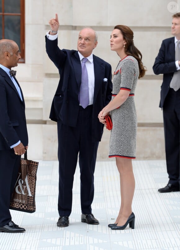La duchesse Catherine de Cambridge, superbe dans une nouvelle robe Gucci, inaugurait le 29 juin 2017 une nouvelle aile du Victoria and Albert Museum, dans le quartier de South Kensington à Londres.