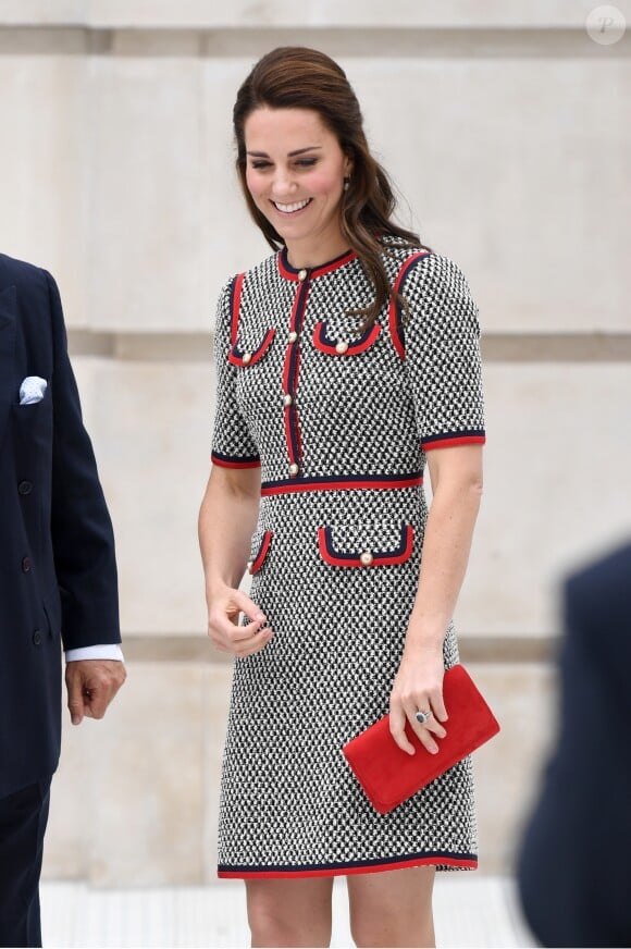 La duchesse Catherine de Cambridge, superbe dans une nouvelle robe Gucci, inaugurait le 29 juin 2017 une nouvelle aile du Victoria and Albert Museum, dans le quartier de South Kensington à Londres.