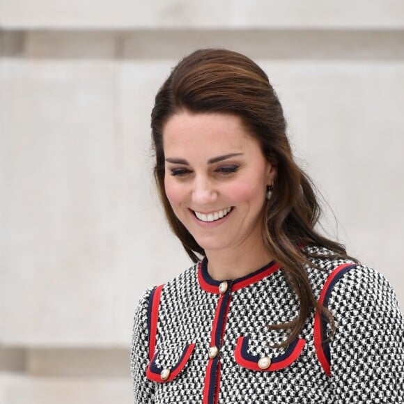 La duchesse Catherine de Cambridge, superbe dans une nouvelle robe Gucci, inaugurait le 29 juin 2017 une nouvelle aile du Victoria and Albert Museum, dans le quartier de South Kensington à Londres.