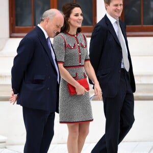 La duchesse Catherine de Cambridge, superbe dans une nouvelle robe Gucci, inaugurait le 29 juin 2017 une nouvelle aile du Victoria and Albert Museum, dans le quartier de South Kensington à Londres.