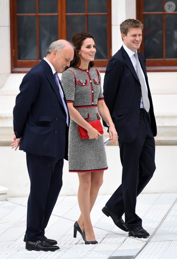 La duchesse Catherine de Cambridge, superbe dans une nouvelle robe Gucci, inaugurait le 29 juin 2017 une nouvelle aile du Victoria and Albert Museum, dans le quartier de South Kensington à Londres.