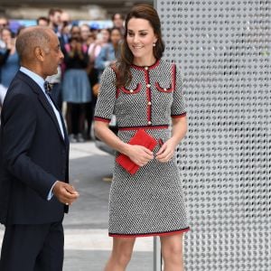 La duchesse Catherine de Cambridge, superbe dans une nouvelle robe Gucci, inaugurait le 29 juin 2017 une nouvelle aile du Victoria and Albert Museum, dans le quartier de South Kensington à Londres.