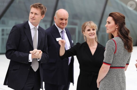 La duchesse Catherine de Cambridge, superbe dans une nouvelle robe Gucci, inaugurait le 29 juin 2017 une nouvelle aile du Victoria and Albert Museum, dans le quartier de South Kensington à Londres.