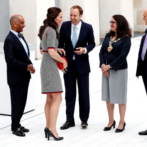 La duchesse Catherine de Cambridge, superbe dans une nouvelle robe Gucci, inaugurait le 29 juin 2017 une nouvelle aile du Victoria and Albert Museum, dans le quartier de South Kensington à Londres.