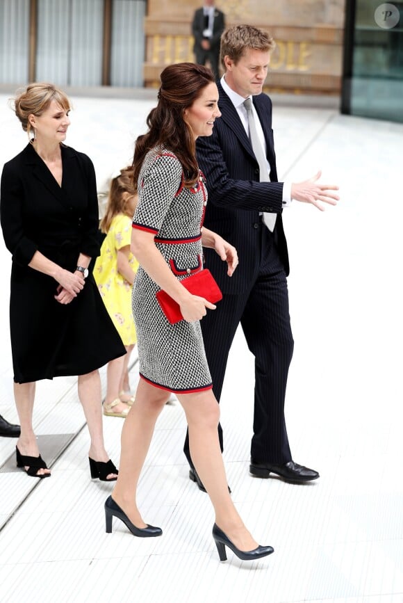 La duchesse Catherine de Cambridge, superbe dans une nouvelle robe Gucci, inaugurait le 29 juin 2017 une nouvelle aile du Victoria and Albert Museum, dans le quartier de South Kensington à Londres.