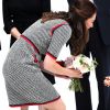 La duchesse Catherine de Cambridge, superbe dans une nouvelle robe Gucci, recevant un bouquet de la part de la petite Lydia Hunt le 29 juin 2017 lors de l'inauguration d'une nouvelle aile du Victoria and Albert Museum, dans le quartier de South Kensington à Londres.
