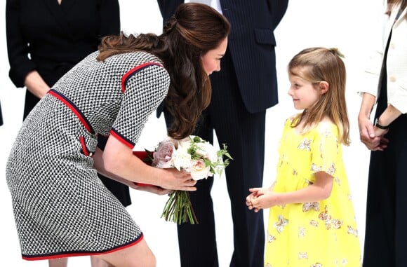 La duchesse Catherine de Cambridge, superbe dans une nouvelle robe Gucci, recevant un bouquet de la part de la petite Lydia Hunt le 29 juin 2017 lors de l'inauguration d'une nouvelle aile du Victoria and Albert Museum, dans le quartier de South Kensington à Londres.