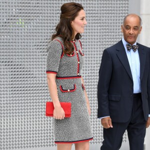 La duchesse Catherine de Cambridge, vêtue d'une nouvelle robe Gucci, inaugurait le 29 juin 2017 une nouvelle aile du Victoria and Albert Museum, dans le quartier de South Kensington à Londres.